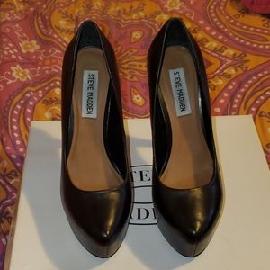 Steve Madden Black Leather Pumps